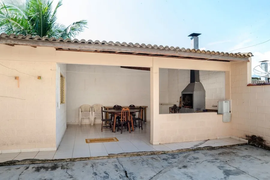 Área externa coberta com churrasqueira