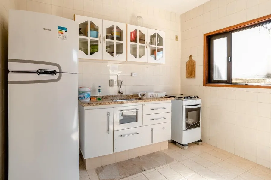 Cozinha com fogão e geladeira