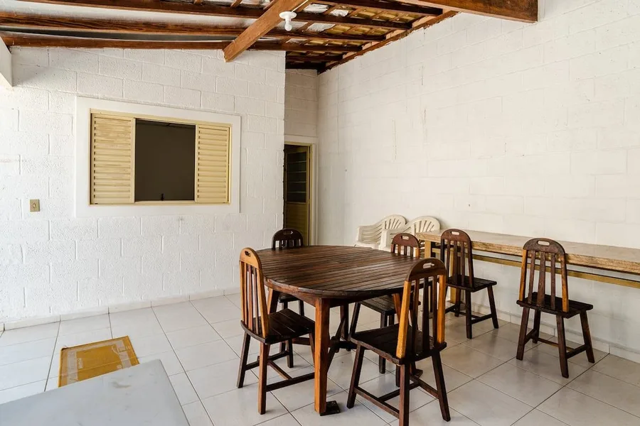 Mesa de refeições na área externa