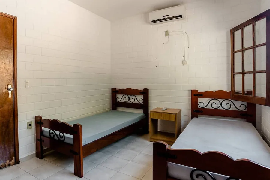 Quarto com camas de solteiro