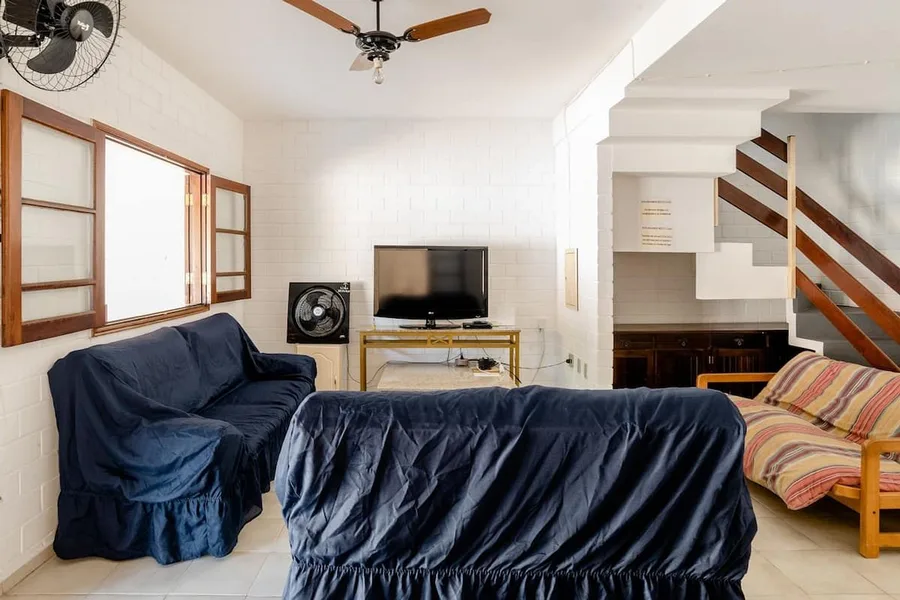 Sala com TV e sofá