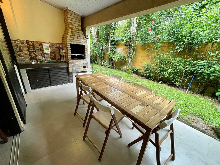 Churrasqueira com mesa ao ar livre