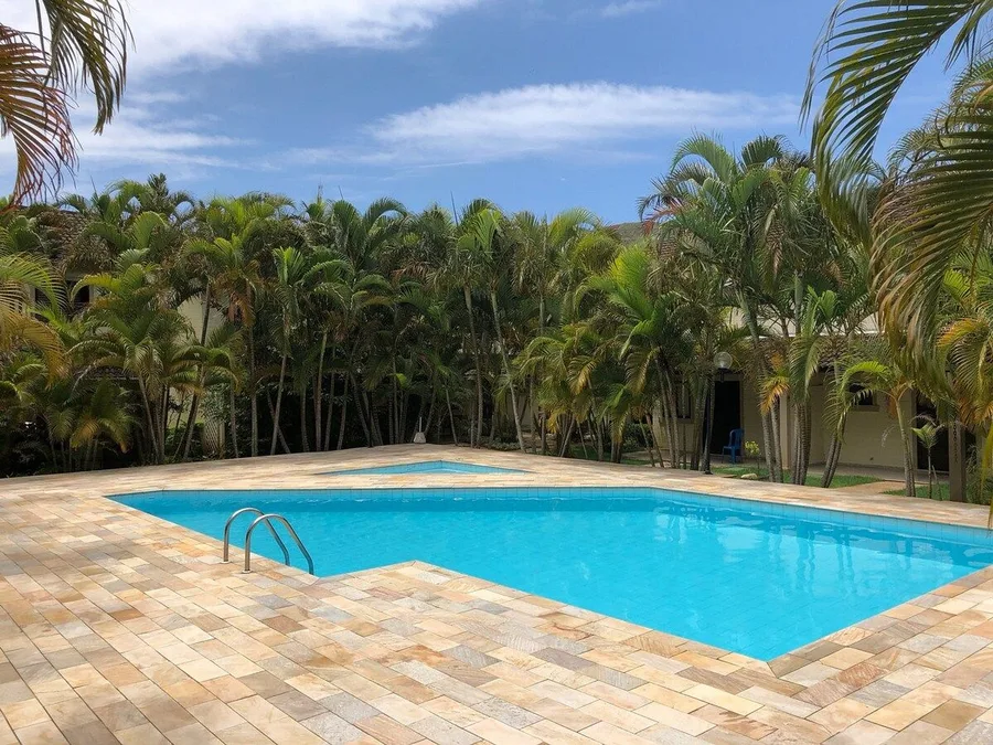 Piscina em meio às palmeiras