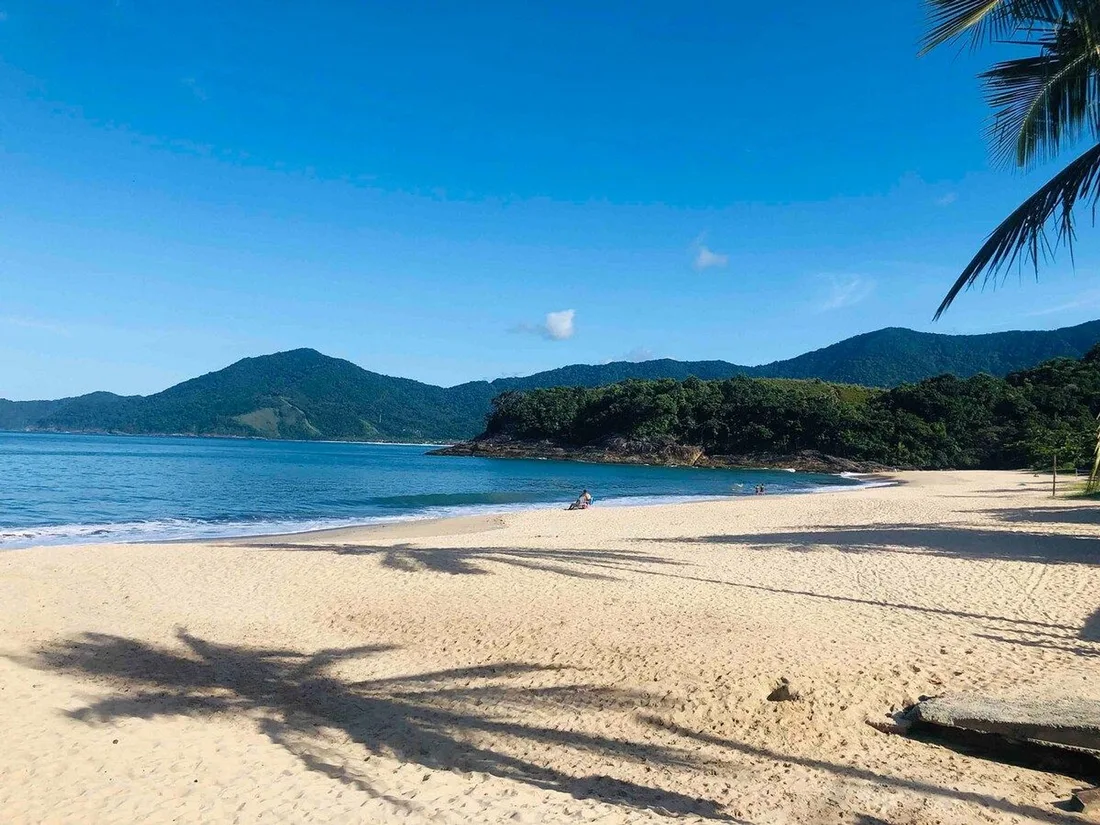 Praia de Paúba com montanhas ao fundo